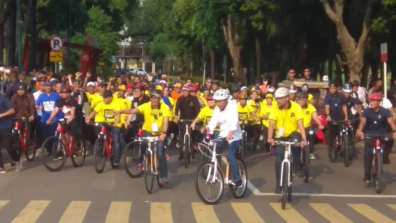 Jokowi mengendarai sepeda saat menghadiri Deklarasi Dukungan Alumni UI untuk Jokowi-Ma'ruf Amin