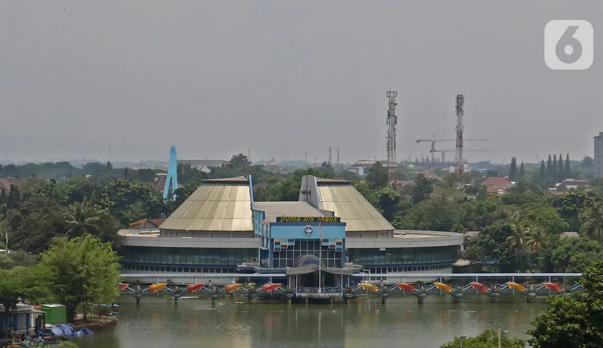 Suasana dunia air tawar yang sepi dari kunjungan wisatawan di Taman Mini Indonesia Indah (TMII), Jakarta, Rabu (14/10/2020). TMII membuka kembali tempat wisatanya saat Pemerintah Provinsi DKI sudah memberlakukan pembatasan sosial berskala besar (PSBB) transisi. (Liputan6.com/Herman Zakharia)