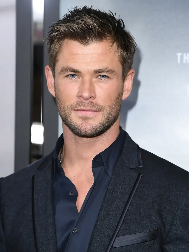 Gaya Macho Chris Hemsworth di Pemutaran Perdana Film 12 Strong