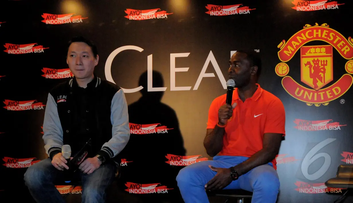 Legenda sepakbola Manchester United, Andy Cole menjawab pertanyaan wartawan saat menghadiri jumpa pers dalam ajang `CLEAR Ayo! Indonesia Bisa Academy 2015` di Jakarta, Jumat (6/3/2015). (Liputan6.com/Faisal R Syam)