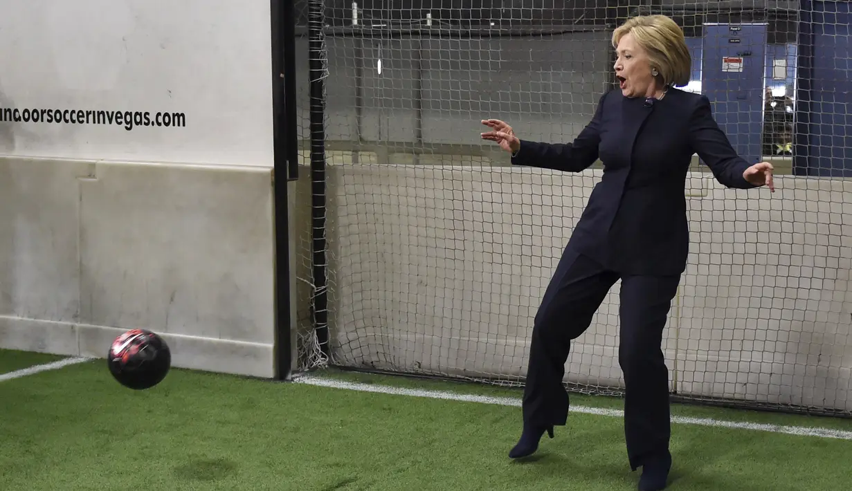 Kandidat Presiden AS dari Partai Demokrat, Hillary Clinton, menjadi kiper dalam sebuah laga eksebisi di Indoor Soccer Center, Las Vegas, AS, (13/2/2016). (Reuters/David Becker)