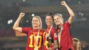 Selebrasi kemenangan tiga pemain Timnas Wanita Spanyol (dari kiri) Alexia Putellas, Jennifer Hermoso dan Irene Paredes setelah menjuarai Piala Dunia Wanita 2023 usai mengalahkan Timnas Wanita Inggris 1-0 pada laga final di Australia Stadium, Sydney (20/8/2023). (AP Photo/Alessandra Tarantino)