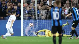 Pada menit ke-15 PSG berhasil menembus pertahanan Brugge dan mencetak gol melalui Ander Herrera. Ia berhasil menuntaskan umpan Kylian Mbappe yang sebelumnya berhasil melewati bek kanan Clinton Mata. PSG 1, Brugge 0. (Foto: AFP/Kenzo Tribouillard)