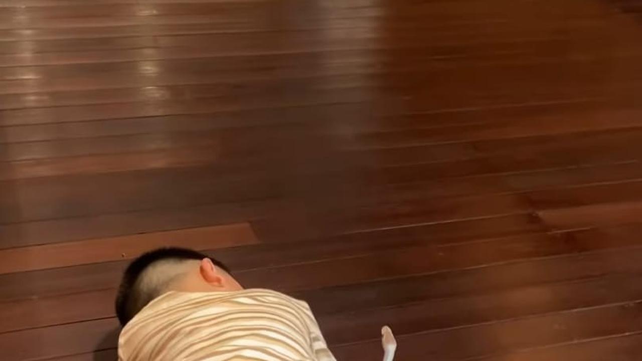 Momen Athar Berani Pegang Ular