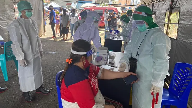 Pelaksanaan rapid test di Pasar Pinasungkulan Karombasan, Manado, yang diikuti ratusan pedagang di pasar tradisional tersebut.