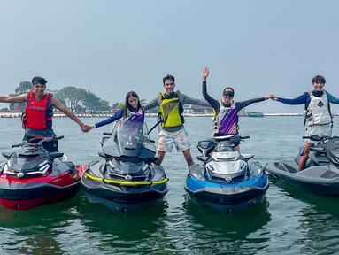 Setibanya di Pulau Bidadari, Darius dan keluarganya langsung disambut oleh pemandangan pantai yang indah dengan pasir putih yang bersih dan air laut yang jernih. Salah satu aktivitas yang paling dinantikan oleh keluarga Darius adalah bermain jet ski. Dengan semangat dan antusiasme yang tinggi, Darius beserta anak-anaknya tak sabar untuk segera mencoba wahana air yang menantang adrenalin ini. Dengan perlengkapan keselamatan yang lengkap, mereka meluncur di atas ombak dengan kecepatan tinggi, menikmati setiap hembusan angin laut dan percikan air yang menyegarkan. (Liputan6.com/IG/@darius_sinathrya)