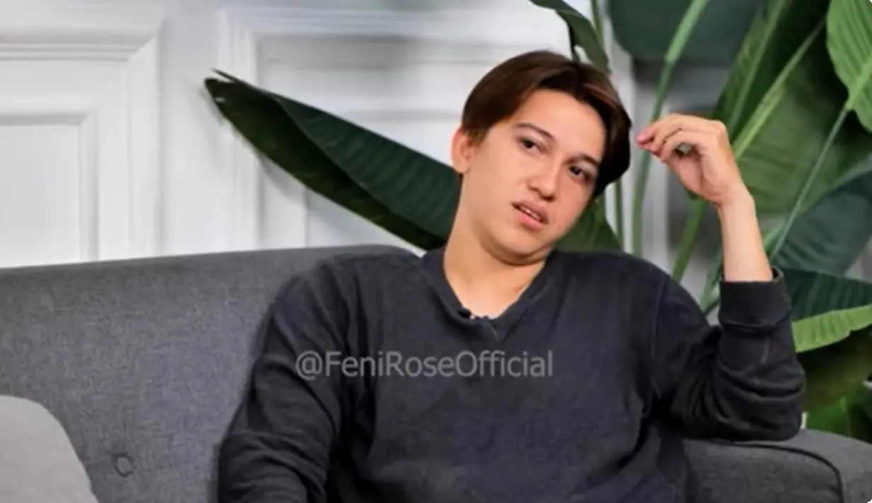 Ketika ditanya terkait sosok ayah, ia lantas merasa gagal menjadi bapak. Pasalnya, saat sang anak sedang sakit, ia tak punya uang untuk berobat ke rumah sakit. [Youtube/Feni Rose Official]