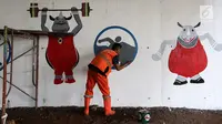 Petugas PPSU Kelurahan Bintaro menggambar mural cabang olahraga renang  Asian Games 2018 di kolong Jembatan Layang Tol Bintaro, Jakarta, Senin (13/8). Mural tersebut untuk sosialisasi dan mendukung perhelatan Asian Games. (Liputan6.com/Fery Pradolo)