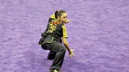 Atlet Wushu Indonesia, Juwita Niza saat beraksi, pada Kejuaraan Dunia Wushu 2015 di Istora Senayan, Jakarta, Minggu(15/11/2015). (Bola.com/Nicklas Hanoatubun)