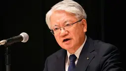 Presiden dan CEO Kobe Steel Hiroya Kawasaki memberi keterangan pers di Tokyo, Jepang,  Selasa (6/3). Kawasaki mengkonfirmasi bahwa stafnya telah mengubah atau membuat data palsu atas kualitas sejumlah produk sebelum dikirim. (AP Photo/Shizuo Kambayashi)