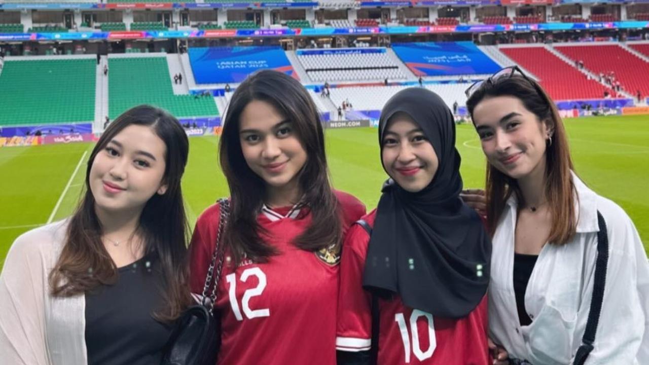 Potret Azizah Salsha Nonton Timnas Langsung ke Stadion, Beri Dukungan Buat Suami yang Bertanding di Qatar