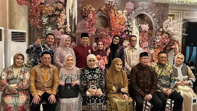 6 Potret Inneke Koesherawati di Lamaran Chand Kelvin, Dea Sahirah Keponakannya