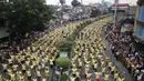 Ribuan warga menari diiringi musik bertempo tinggi saat mengikuti kelas zumba terbesar yang diadakan di sepanjang jalan utama Manila, Filipina, Minggu (19/7/2015). Acara ini diikuti hingga 12.975 peserta. (REUTERS/Lorgina Minguito) 