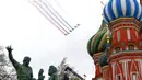 Pesawat  tempur Rusia terbang di atas Lapangan Merah meninggalkan jejak asap berwarna bendera nasional saat parade militer Hari Kemenangan di Moskow, Rusia, Minggu (9/5/2021). Parade militer ini untuk memperingati 76 tahun berakhirnya Perang Dunia II di Eropa. (AP Photo/Alexander Zemlianichenko)
