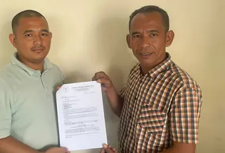 Kiri mengenakan baju warna hijau Laurel, Miswar, merupakan kuasa hukum dari M. Hatta (kanan), yang menggugat PLN sebesar Rp 1,7 M (foto: dok. pribadi M. Hatta).