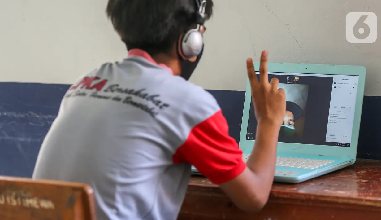 Anak binaan melakukan komunikasi virtual dengan keluarganya di Lembaga Pembinaan Khusus Anak (LPKA) Klas 1 Tangerang, Banten, Sabtu (30/5/2020). Berdasarkan arahan Ditjen Permasyarakatan Kemkumham kunjungan fisik diganti dengan komunikasi virtual selama pandemi Covid-19. (Liputan6.com/Fery Pradolo)