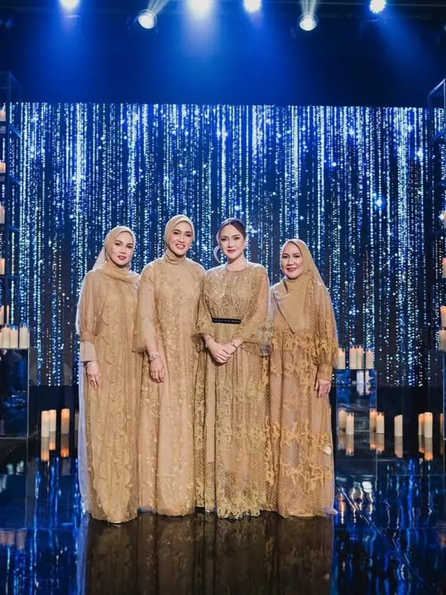 Momen Shandy Aulia dan ketiga kakaknya merayakan ulang tahun ayah mereka (Instagram/@shandyaulia)