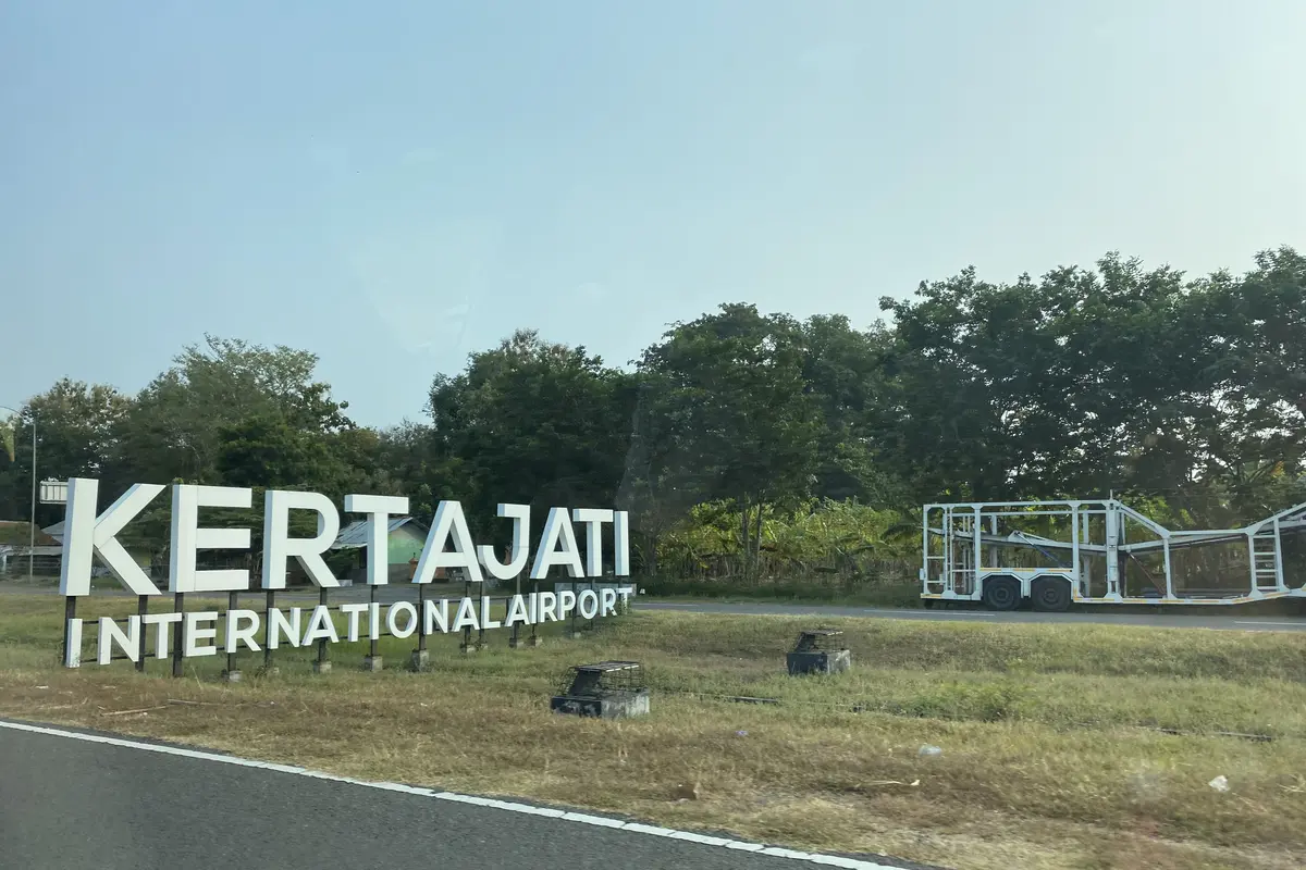 Sebagian jemaah calon haji asal Jawa Barat (Jabar) berangkat ke Tanah Suci melalui Bandara Internasional Kertajati di Kertajati, Majalengka, Jabar.