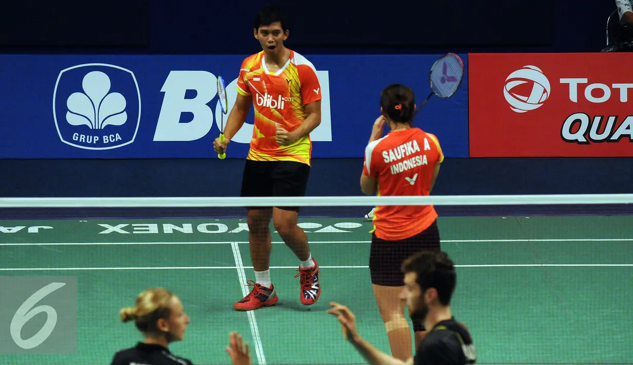 Ganda campuran Indonesia Alfian Eko Prasetya/Annisa Saufika melakukan selebrasi usai menang 21-17, 21-8 atas Jacco Arends/Selena Piek (Belanda) di BCA Indonesia Open 2016, Jakarta, Kamis (2/6/2016). (Liputan6.com/Helmi Fithriansyah)