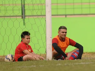 Cristian Gonzales ditemani anaknya Fernando Gonzales saat berlatih bersama Arema Cronus di Stadion Gajayana, Malang, Jumat (30/10/2015). (Bola.com/Kevin Setiawan)