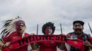 Dengan menggunakan atribut unik para suporter bersiap mendukung Timnas Indonesia yang akan melawan Vietnam di Stadion Pakansari, Jawa Barat, Sabtu (3/12/2016). (Bola.com/Vitalis Yogi Trisna)