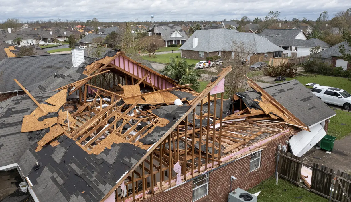 Sebuah rumah yang rusak diperlihatkan setelah terjangan Badai Ida di LaPlace, Louisiana, Senin (30/8/2021). Badai Ida ini sebagai salah satu badai paling kuat yang pernah melanda Amerika Serikat. (AP Photo/Steve Helber)