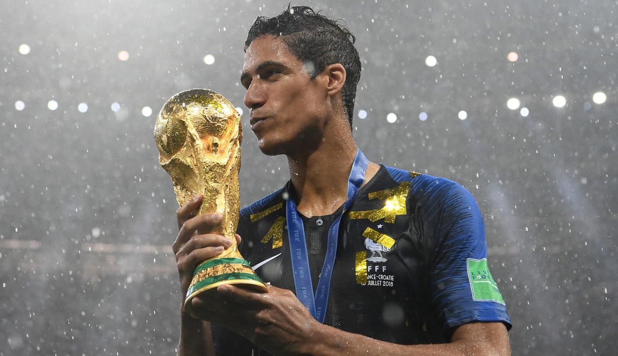 Di tahun yang sama, Varane berhasil meraih trofi Piala Dunia 2018 bersama tim nasional Prancis usai mengalahkan Kroasia 4-2. (AFP/Franck Fife)