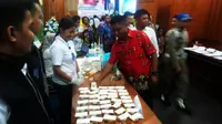 Sekda Lanny Jaya, Christian Sohilait (kemeja merah) saat tes urine di Kantor Gubernur Papua. (Liputan6.com/Katharina Janur)