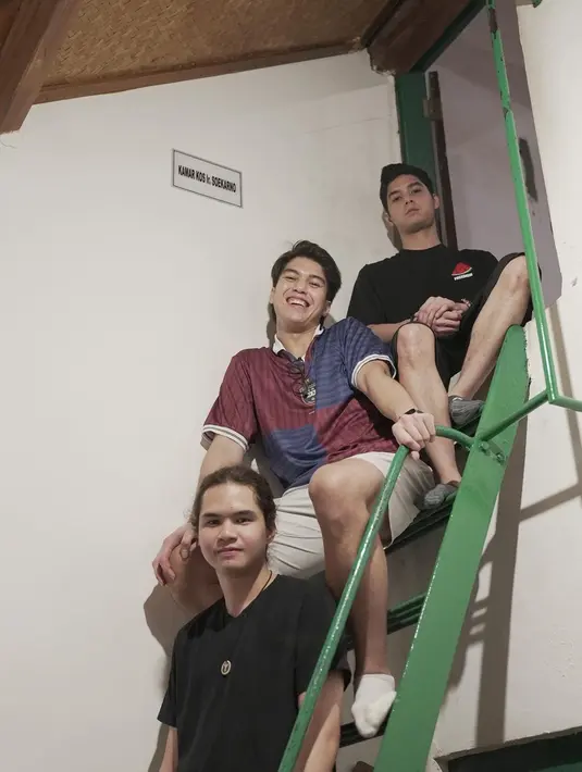 Di rumah tersebut juga terdapat kamar yang bertuliskan 'Kamar Kos Ir. Soekarno'. Sebelum menjadi presiden, Soekarno memang anak didik sekaligus anak kos HOS Tjokroaminoto. Tiga kakak beradik itu pun mengabadikan foto dengan duduk di tangga di depan bekas kamar Ir. Soekarno. (Liputan6.com/IG/@duljaelani)