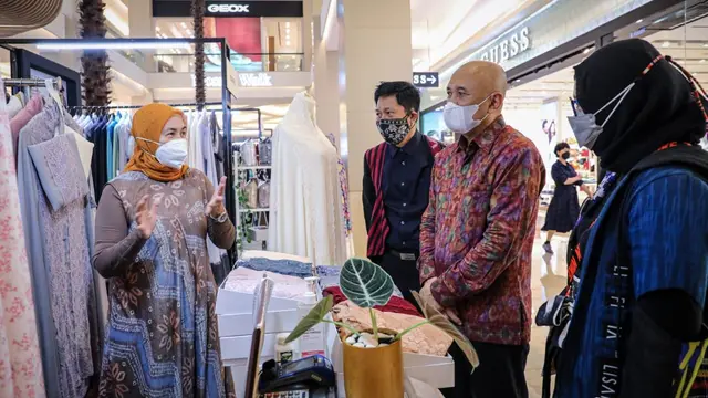 Menteri Koperasi dan UKM Teten Masduki, pada acara pembukaan Muslim Fashion Festival (Muffest) 2021 bertema Recover for Fashion, di Kota Kasablanka, Jakarta, Kamis (18/3/2021).