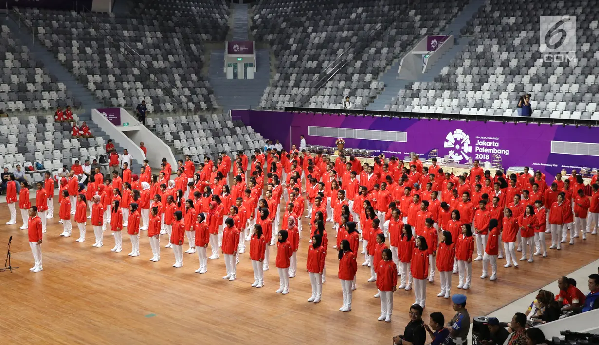 Atlet, pelatih dan official kontingen Indonesia untuk Asian Games 2018 saat upacara pengukuhan di Istora Senayan, Jakarta, Minggu (5/8). Upacara pengukuhan dipimpin Menko PMK Puan Maharani. (Liputan6.com/Helmi Fithriansyah)