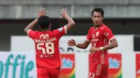 Pemain Persija, Hansamu Yama Pranata (kanan), merayakan gol yang dicetaknya pada menit ke-90+6 dalam pertandingan lanjutan BRI Liga 1 di Stadion Patriot Candrabhaga, Bekasi. Minggu (15/1/2023). (Bola.com/Arief Bagus)