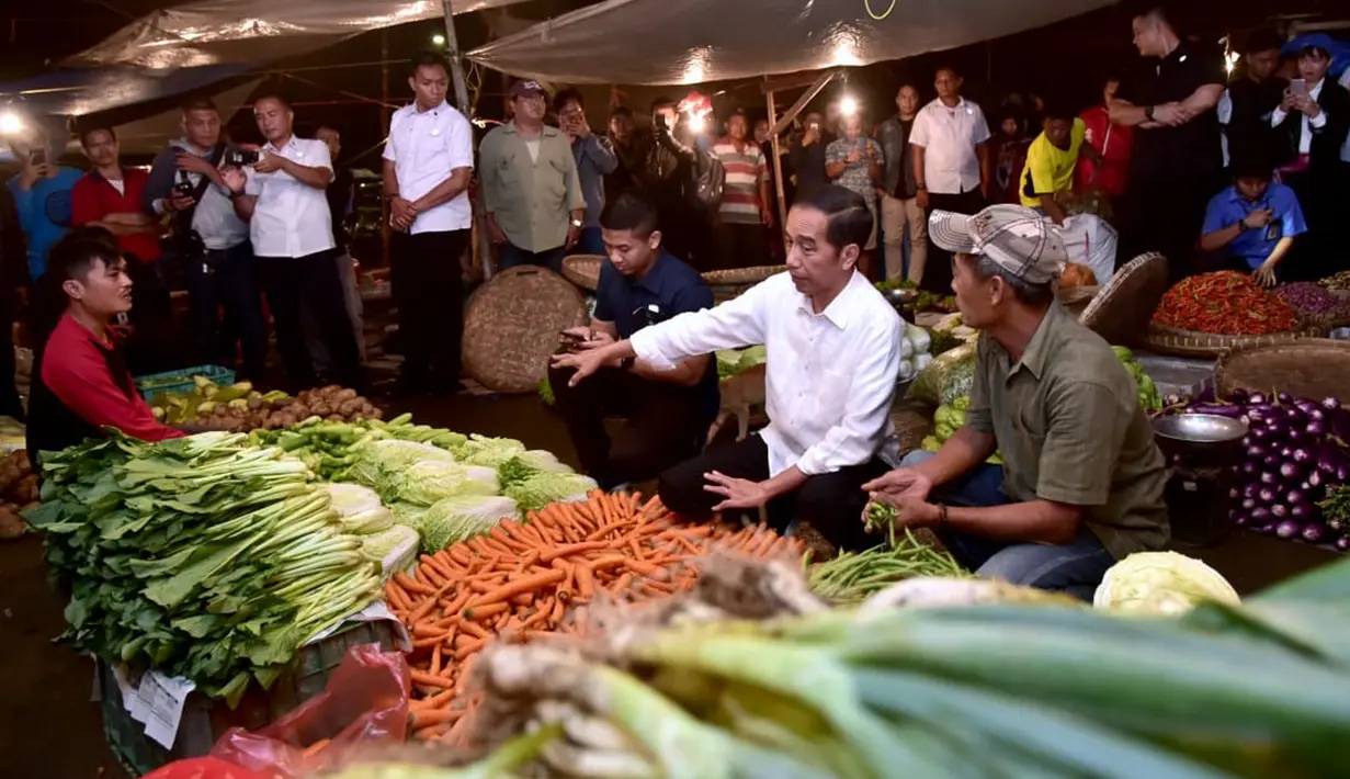 Presiden Joko Widodo berbincang dengan pedagang sayuran ketika memantau kebutuhan bahan pokok di Pasar Bogor, Jalan Roda, Kota Bogor, Selasa (30/10). Jokowi ingin memastikan langsung harga bahan kebutuhan pokok di pasar (Liputan6.com/HO/Biro Pers Setpres)