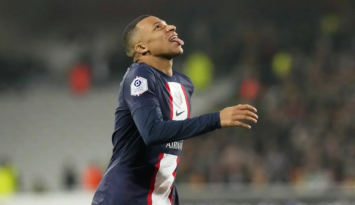 Belum diperkuat Lionel Messi dan Neymar, Mbappe dan kawan-kawan takluk 1-3 saat berlaga di kandang Lens, Stade Bollaert-Delelis. (AP Photo/Thibault Camus)