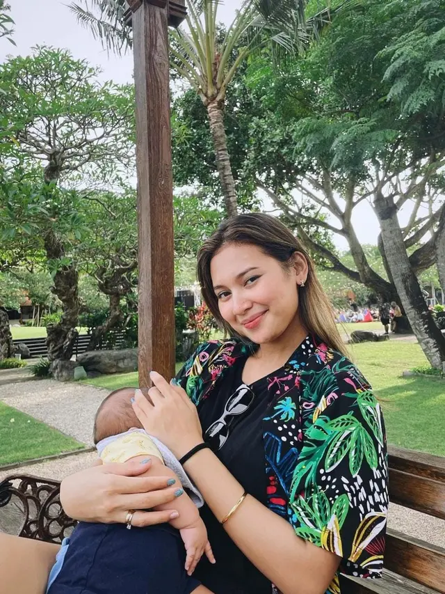 Indah Permatasari dan Arie Kriting sengaja menutupi wajah sang anak