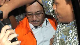 Sudi Wantoko enggan menjawab pertanyaan wartawan usai diperiksa KPK, Jakarta, Jumat (1/4). Sudi dan dua orang lainnya ditangkap usai serah terima uang sejumlah AS$148.835 di sebuah hotel di bilangan Cawang, Jakarta Timur. (Liputan6.com/Helmi Afandi) 