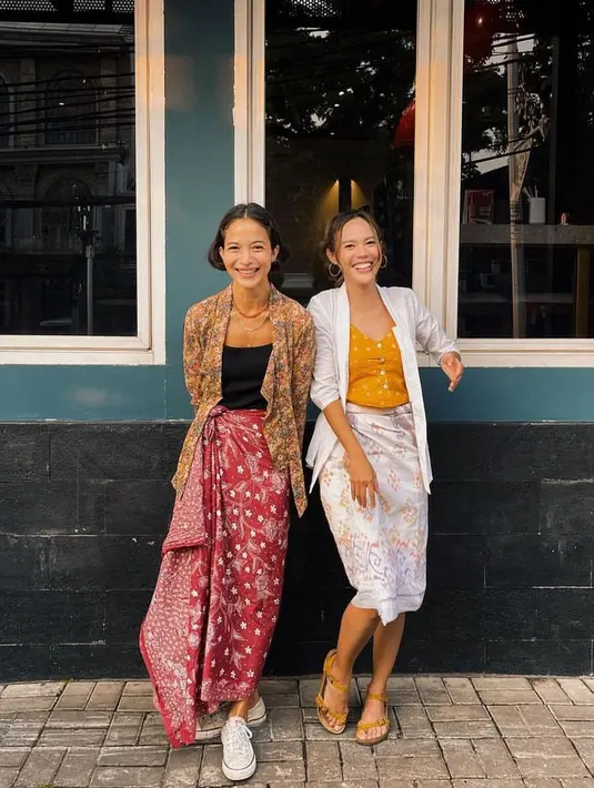 Tampilan kasual lainnya, bisa padukan kebaya sebagai outer, tank top sebagai inner, dan kain yang dililit ke samping. Lengkapi dengan sneakers putih. @putrimarino.