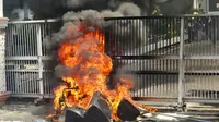 Massa di NTB Rusak Pagar Markas Polda dan Gedung DPRD, Pos Penjagaan Dibakar