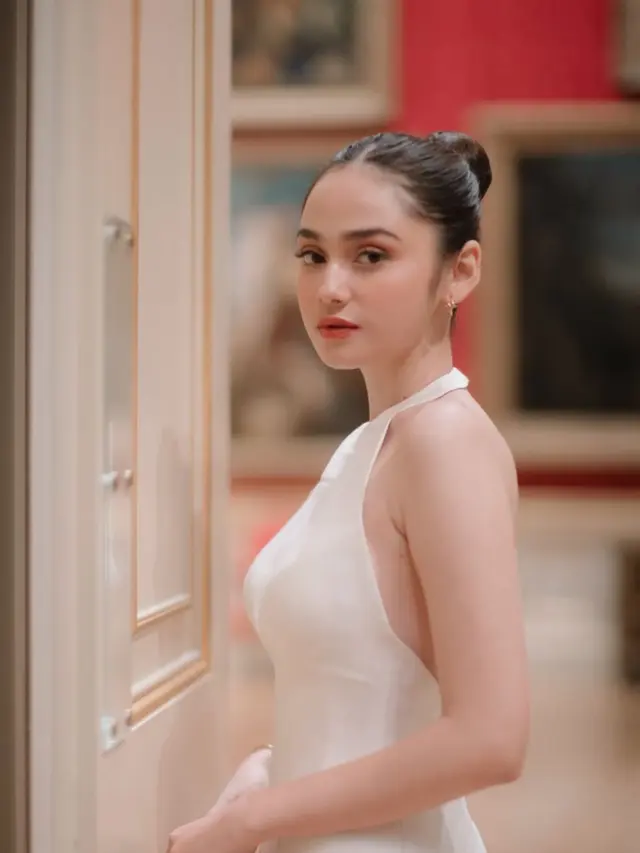 Perhiasaan Syifa Hadju Prewedding Konsep Museum Date di Inggris. [@syifahadju]