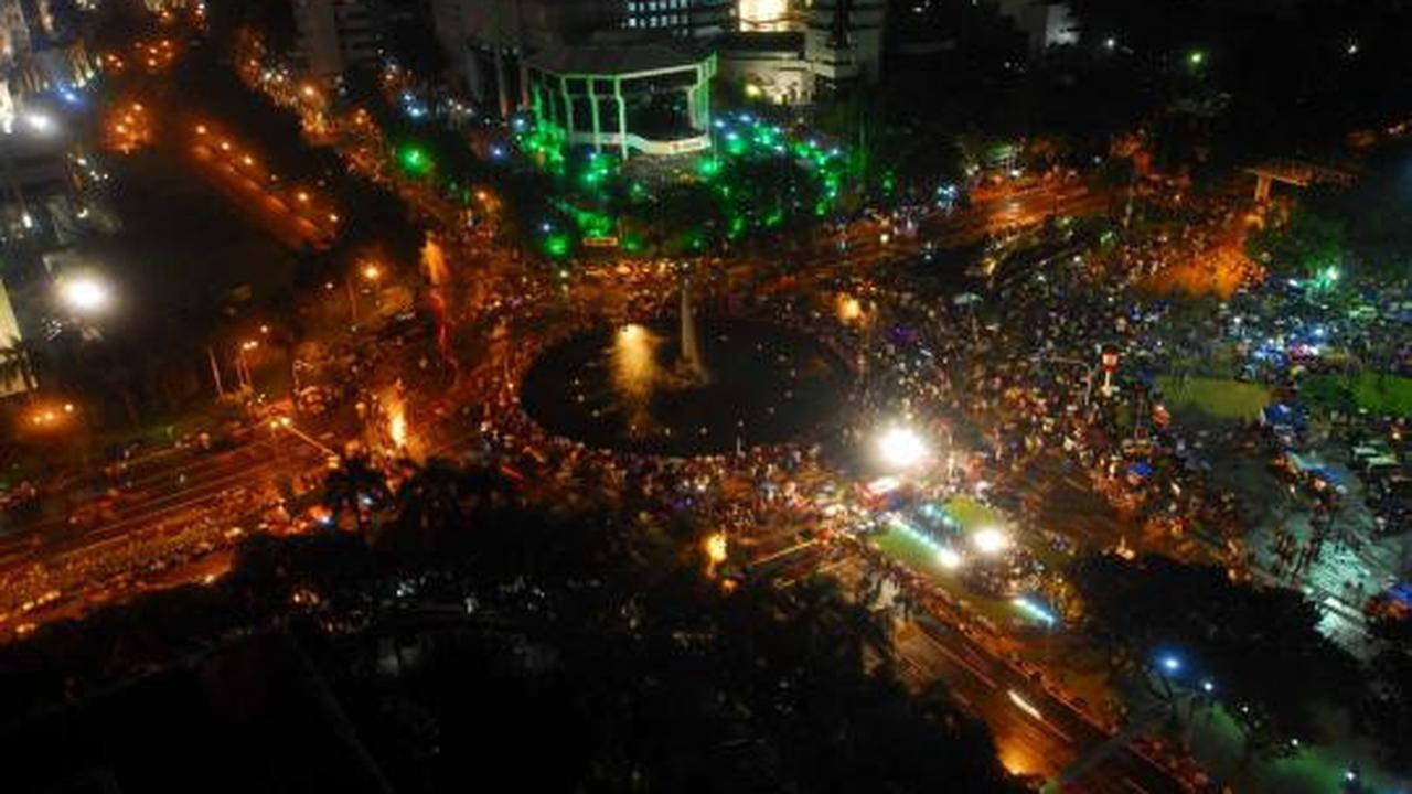 Pesta kembang api sambut tahun baru 2013 di Monas