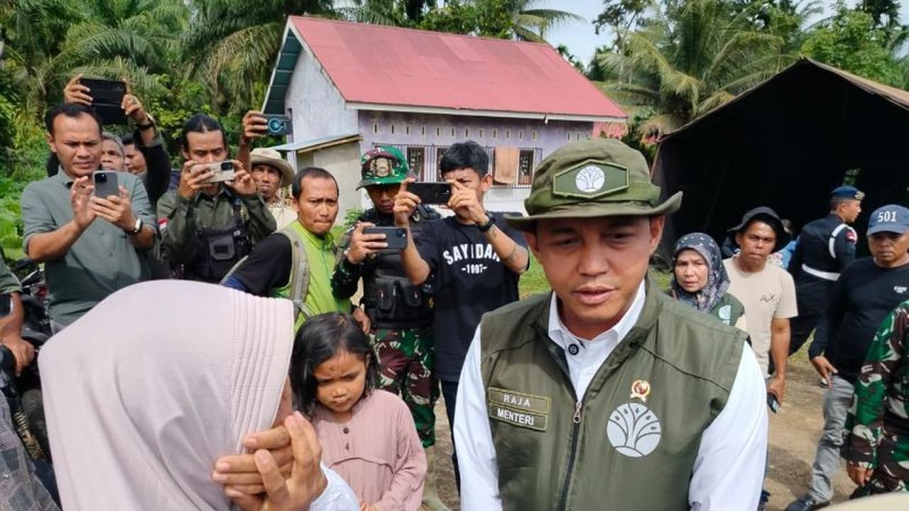 Menteri Kehutanan Raja Juli Antoni Salurkan Bantuan Rp100 Juta untuk Korban Bencana Hidrometeorologi Agam