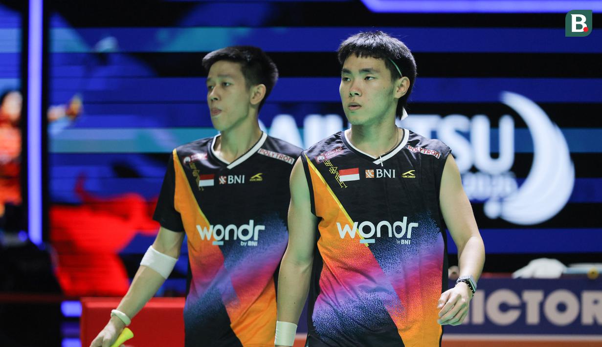 Pebulu tangkis ganda putra Indonesia, Nikolaus Joaquin/Raymond Indra saat bertanding dalam laga final Indonesia Masters 2026 melawan pasangan Malaysia, Goh Sze Fei/Nur Izzuddin di Istora, Senayan, Jakarta, Minggu (25/01/2026). (Bola.com/Bagaskara Lazuardi)