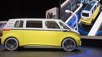 Bagian samping Mobil Volkswagen I.D. Buzz saat dipamerkan di North American International Auto Show (NAIAS) di Detroit, Michigan, AS, (9/1). Mobil bertenaga listirk ini memiliki bentuk layaknya mobil terdahulunya, Volkswagen Combi. (AFP Photo/Saul Loeb)