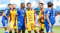 Bek Persija Jakarta, Rizky Ridho (nomor 5), gagal membawa timnya meraih kemenangan saat bersua Persib Bandung pada laga pekan ke-17 BRI Super League musim ini di Stadion Gelora Bandung Lautan Api (GBLA), Bandung, Minggu (11/1/2026) sore WIB. Dalam duel itu, Persija takluk 0-1 dari Persib. (Bola.com/Abdul Aziz)