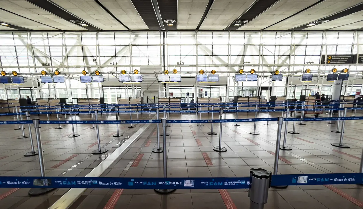 Pemandangan area check-in di Bandara Internasional Arturo Merino Benitez di Santiago setelah Chile menutup perbatasannya, Senin (5/4/2021). Kasus COVID-19 melonjak di Chile meskipun negara tersebut diketahui sebagai salah satu negara dengan proses vaksinasi tercepat di dunia. (MARTIN BERNETTI/AFP)