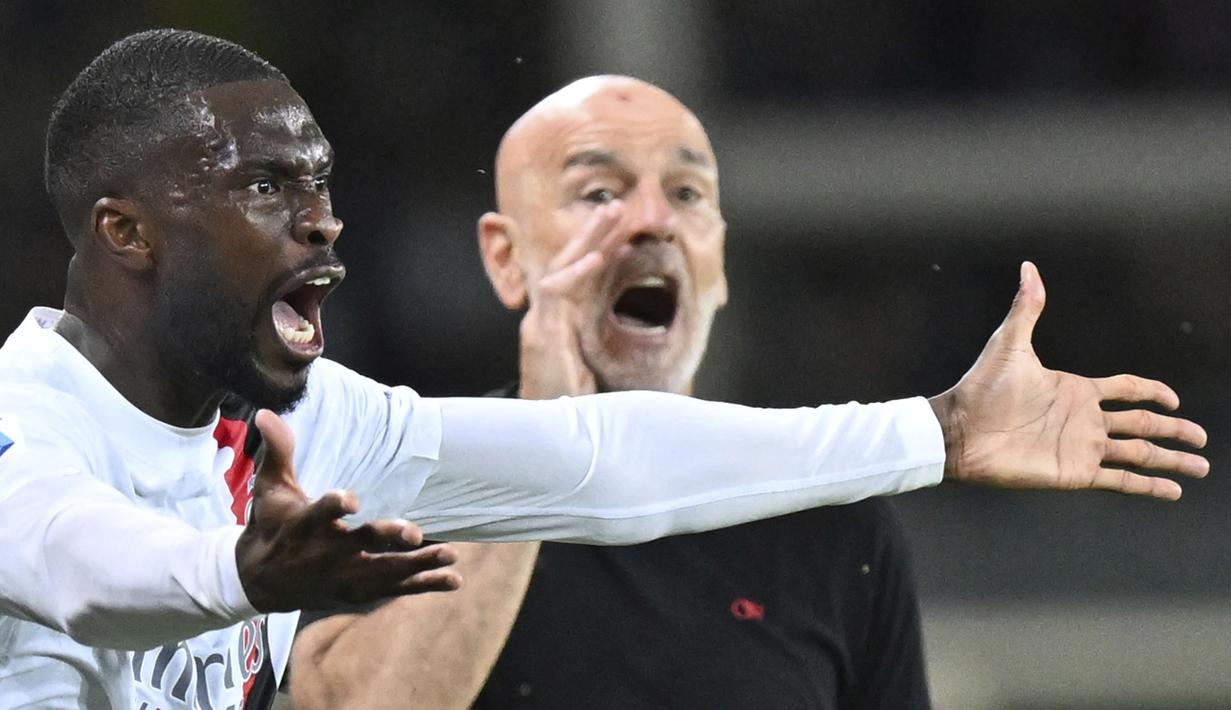 Pemain AC Milan, Fikayo Tomori, melakukan protes saat melawan Torino pada pekan ke-37 Serie A di Stadion Olimpico Grande Torino, Minggu (19/5/2024). (Alberto Gandolfo/LaPresse via AP)
