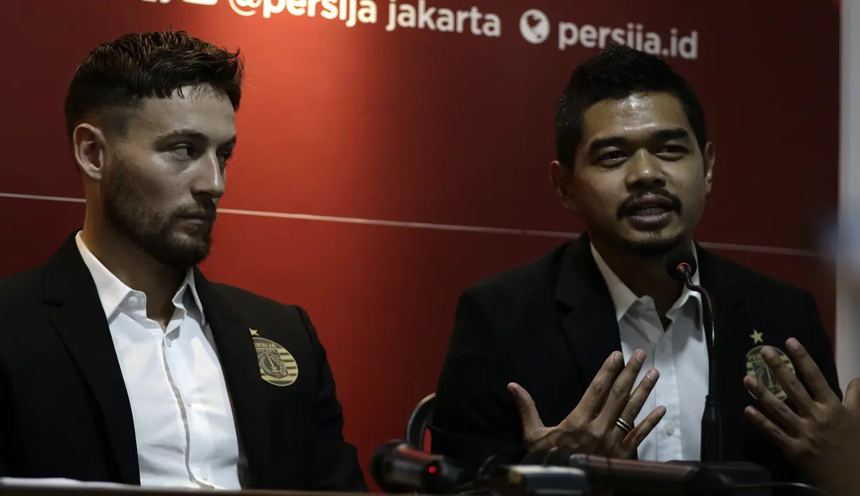 Manajer Persija Jakarta, Bambang Pamungkas, saat memperkenalkan Marc Anthony Klok di Kantor Persija, Jakarta, Sabtu (31/1). Persija resmi memboyong Marc Klok dengan kontrak berdurasi empat musim.(Bola.com/Yoppy Renato)