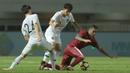 Pemain Timnas Indonesia, Alberto Goncalves (kanan) berusaha melewati adangan pemain Korea Selatan U-23 pada laga uji coba di Stadion Pakansari, Bogor, (23/6/2018).  Indonesia U-23 kalah 1-2 dari Korea U-23. (Bola.com/Nick Hanoatubun)