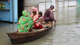 Warga naik perahu mengarungi area banjir di Munshiganj pinggiran Dhaka, Bangladesh, Senin (27/7/2020). Banjir telah menewaskan 119 orang di 21 (dari 64) distrik sejak 30 Juni lalu. (Xinhua)