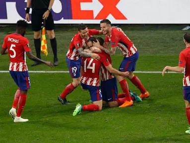 Pemain Atletico Madrid merayakan gol yang berhasil dicetak oleh Gabi saat melawan Marseille dalam pertandingan final Liga Europa di Stade de Lyon, Prancis (16/5). Atletico Madrid menang 3-0 atas Marseille.  (AP Photo / Christophe Ena)